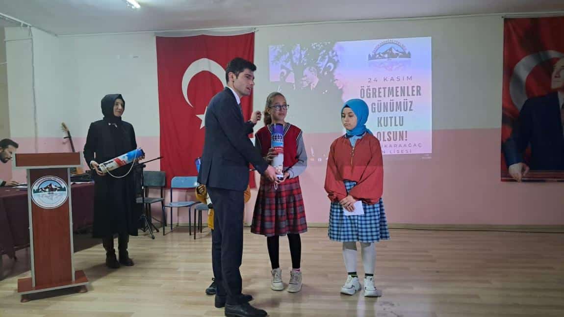 24 Kasım Öğretmenler Günü şiir yarışması İlçe 1.si öğrencimiz Melisa Yıldız'a Ödülünü Kaymakamımız verdi.